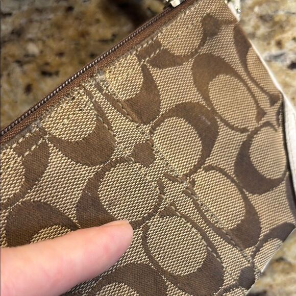 Vintage Signature C Coach Chic Brown and Cream Leather Patterned Wristlet - Picture 4 of 14